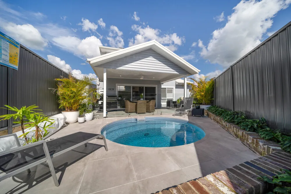 Plungie Arena plunge pool, Blue Lagoon finish
