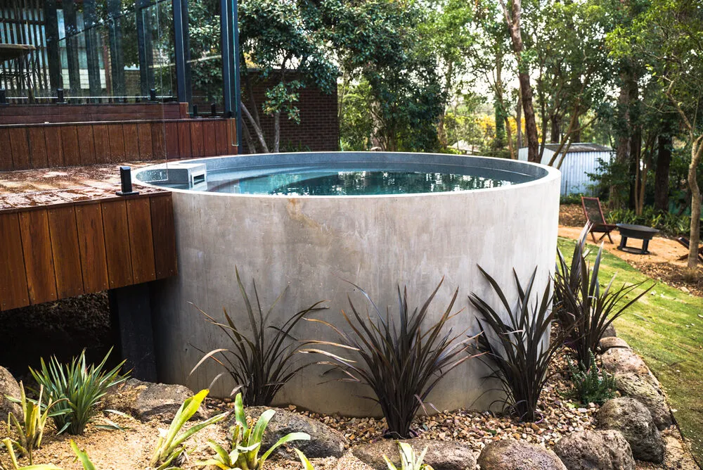 Plungie Arena plunge pool, French Grey finish