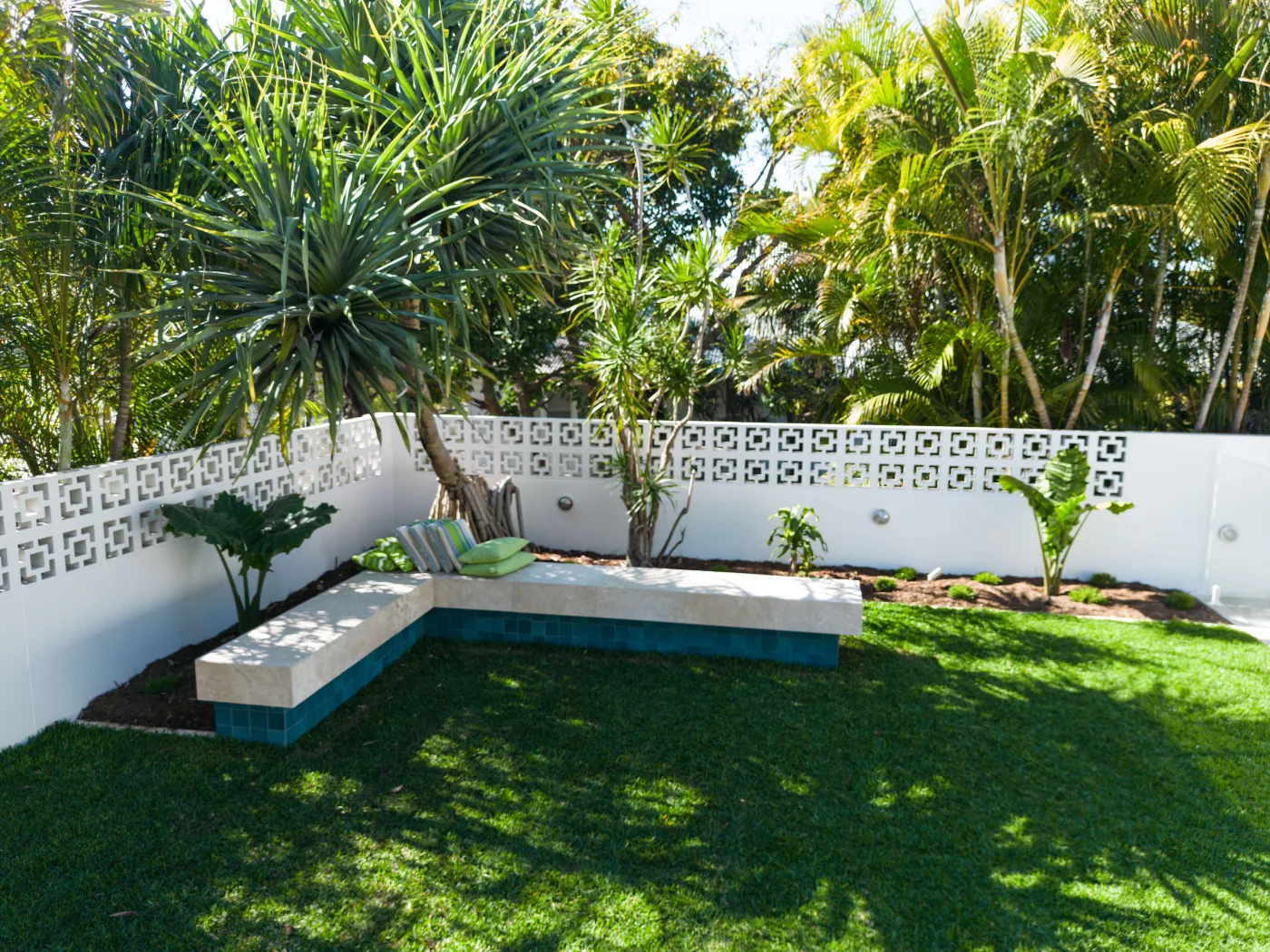 Breeze-block feature wall, seating and lawn, Paddington