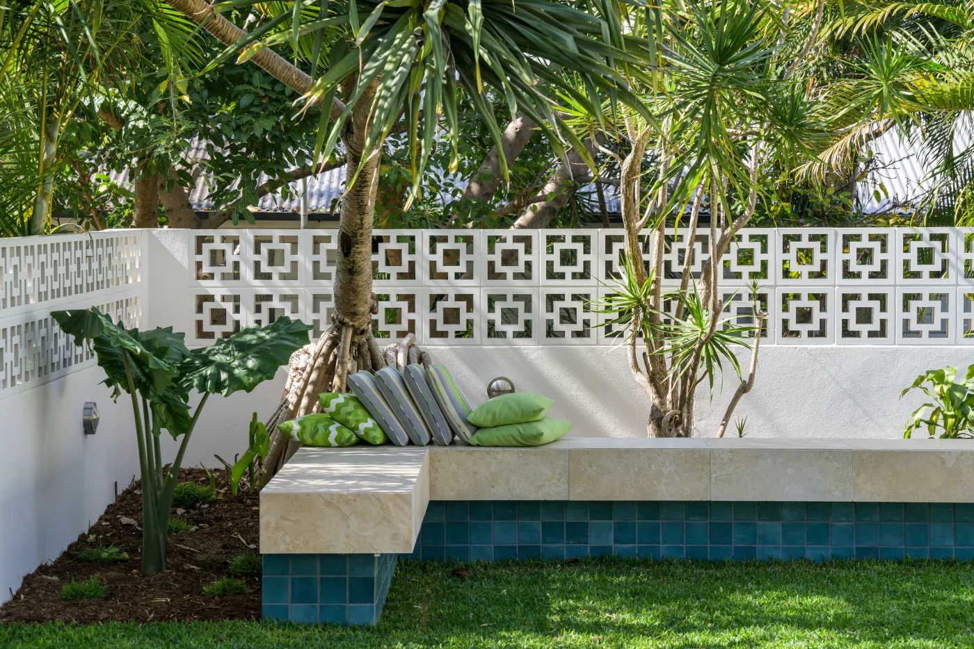 Built-in garden bench with palms, Paddington